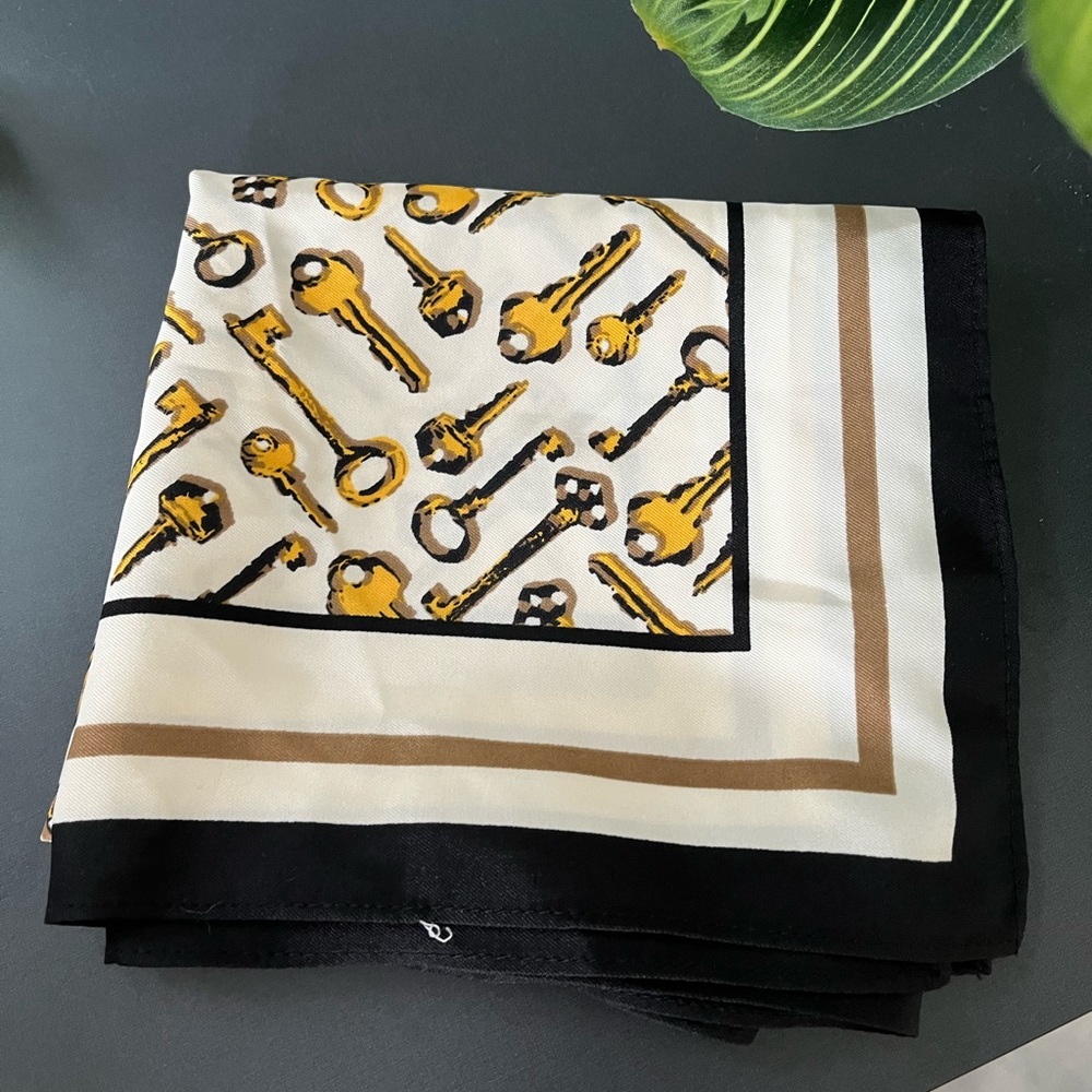 Vintage Antique Keys Scarf in excellent condition. Measurements are 25”x25”.